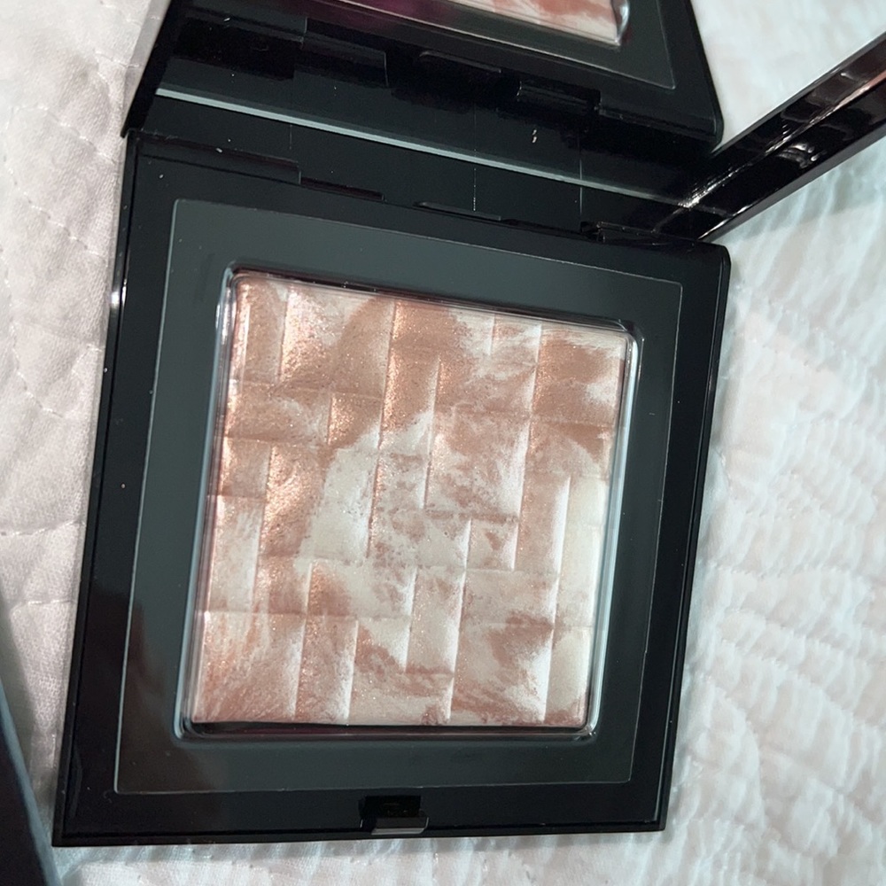 Bobbi Brown Highlighting Powder - Picture 5 of 5